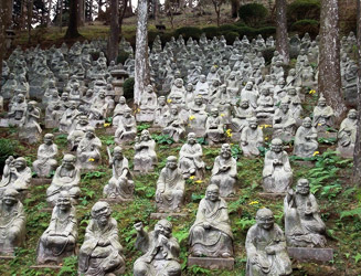 開山堂横の庭にある五百羅漢像