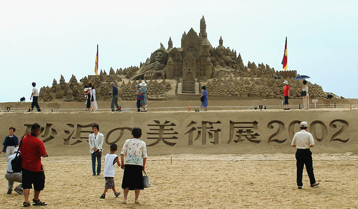 ２００２年で８回目になる砂浜の美術展。砂の像も年々大きく豪華になっている。