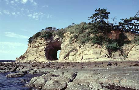 芦屋町にある洞山島の洞穴
