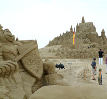 芦屋町で毎年８月の後半に開催される「砂浜の美術展」