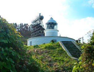 小山の上に建つ灯台