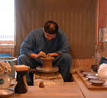 九州民芸村の陶芸の実演
