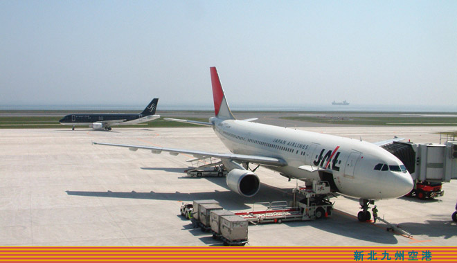 奥はスターフライヤーのエアバスA320型機、手前は日本航空のエアバスA300-600R型機