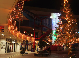 ステージ広場はクリスマスイルミネーションで囲まれる
