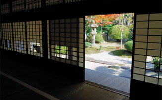 やはり日本の家は暗い。この暗さが落ち着いた日本人の精神構造を創る？