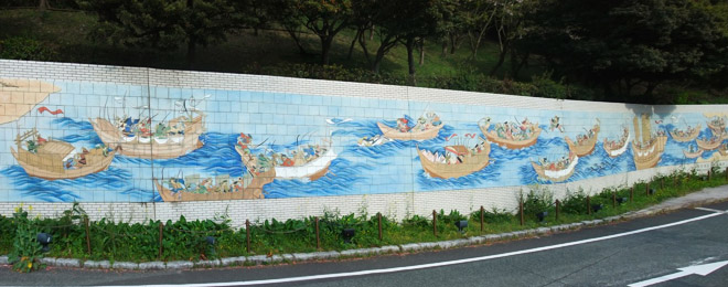 めかり公園第二展望台にある源平壇之浦合戦壁画（有田焼の陶板）