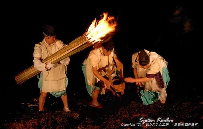 和布刈神事は旧暦元旦の午前2時半頃から、3人の神官が瀬戸の岩に付いたワカメを一つひとつ刈り取って、神殿に奉納する