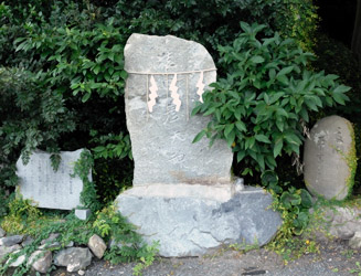 石碑がいろいろある（左は松本清張文学碑、中央は猿田彦大神の碑、右は高浜虚子の句碑）