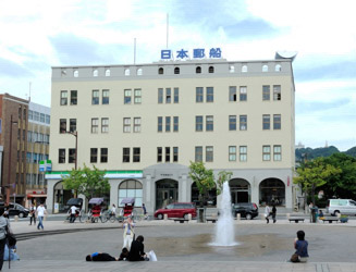ＪＲ門司港駅前にある旧日本郵船門司支店は昭和２年に建てられたアールデコ風の鉄筋コンクリート４階建てビル