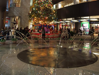クリスマスツリーの前では噴水のスペシャルショー