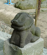 水天宮の本殿裏にある水神社の狛犬