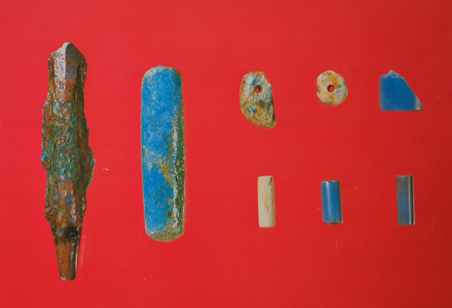 今川遺跡の出土品　青銅器及び玉類　（調査報告書 本扉の写真）※ 左から有茎両翼銅鏃、銅鑿（どうのみ）、玉類