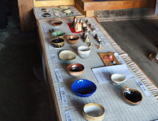 【石松邸】 陶芸教室の作品が並ぶ