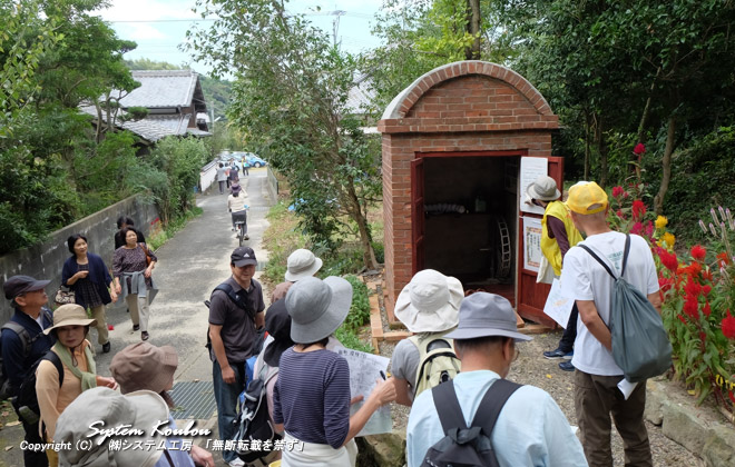 祇園社（須賀神社）の入口にある「世界一小さな蚕博物館」