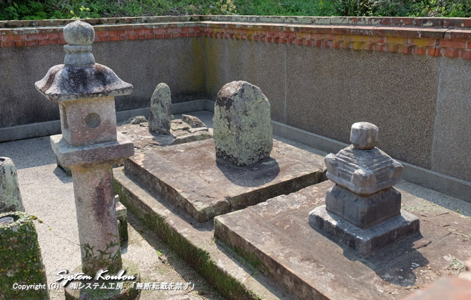 中央は道雪の継母の墓、右手前が道雪の墓、左奥は薦野三河守増時（こものみかわのかみますとき）の墓