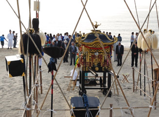 神輿は海に向かって竹で囲んだ祭場に置かれている