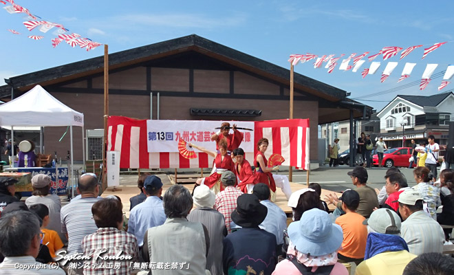 毎年９月２３日に開催される「九州大道芸まつり in 宗像」ではいろいろな大道芸が披露される（舞踏集団　ゼロ）