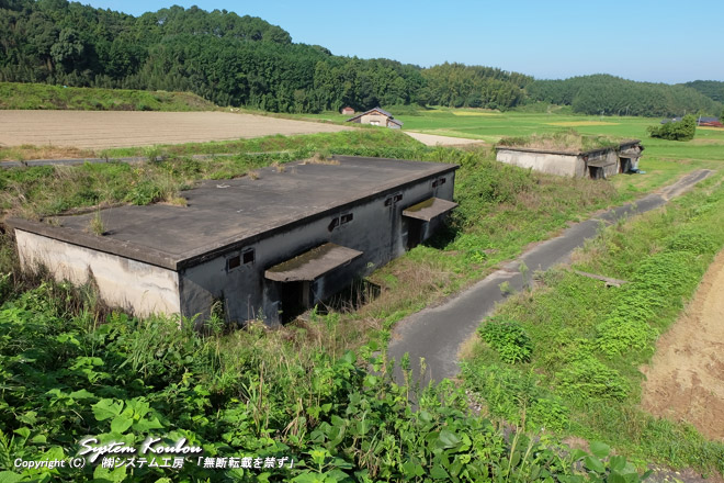福津市上西郷地区の谷の奥にある陸軍上西郷航空廠（しょう）弾薬倉庫、２棟が残っている