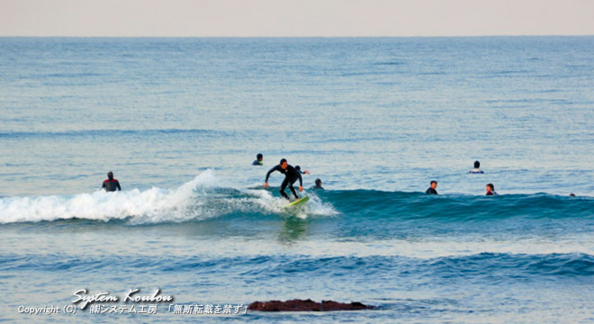  波津海岸はサーフィンの名所で、質の高いメローな波として人気のサーフスポットです