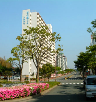 日の里団、東郷駅近くの高層アパート群