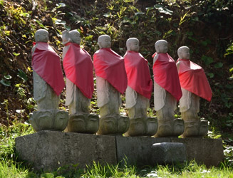 お地蔵さんが六体あるのは仏教の六道輪廻の思想