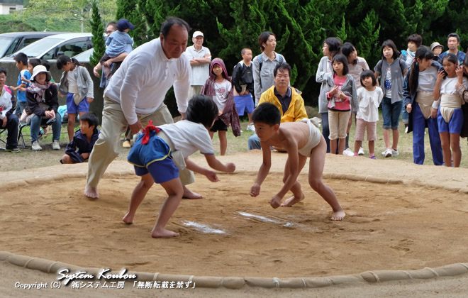 【15:10頃】 相撲がはじまった。女の子もたくさん出場している