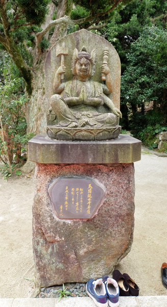 秘仏・馬頭観音像のレプリカの石像
