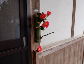 寺の玄関の花が風流