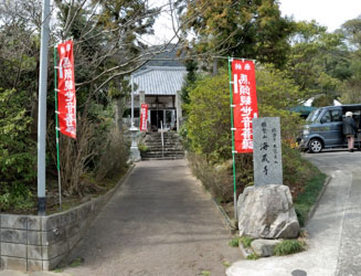 海蔵寺の入口（右は駐車場）