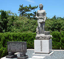 鐘崎は海女発祥の地であり織幡神社の入口にある「筑前鐘崎海女の像」