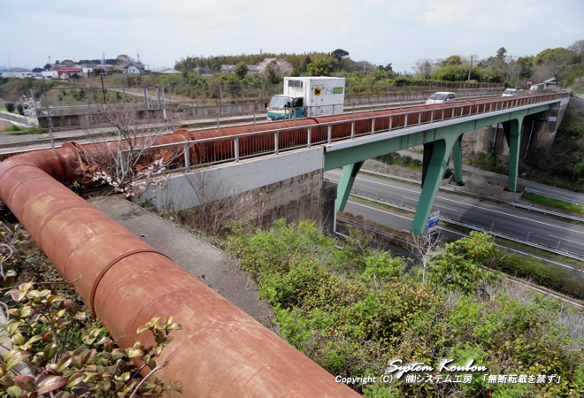 九州自動車道を跨ぐ旦ノ原跨道橋（こどうきょう）に架けられた清瀧水路の通水管
