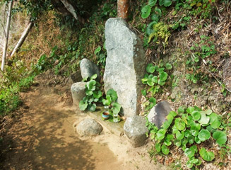 石段入口に猿田彦の碑がある