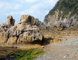 海岸には奇岩がいろいろある