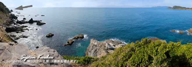 楯崎（たてざき）展望所から見る「くぐり岩」付近。左の一番奥のもっこり岩がくぐり岩そば。距離は約300m