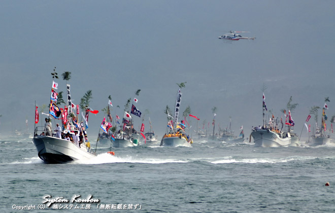 宗像大社・みあれ祭では約１２０隻の漁船のパレードが行われる