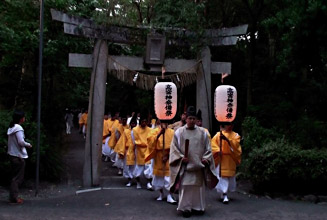 高宮神奈備祭での神職や氏子の約５０人の行列