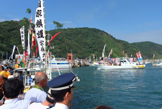 ３隻の御座船が神湊漁港に入港