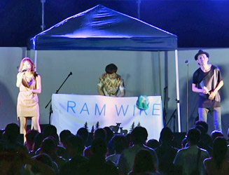 舞台では「RAM WIRE」のライブが行われた