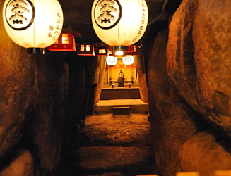 不動神社は全長２３ｍで九州最大の石室、全国でも第一級の長大な横穴式石室古墳の中に不動尊を祀っています。7月28日夏季大祭には、参拝者は石室に入る事が許されており、石室殿内参拝をする事ができます。