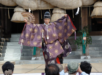 筑紫舞は３０年前に元宮司の浄見 学さんが復興したもの