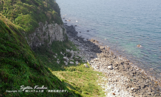 たしかに相ノ島の北部の海岸には大きな岩がゴロゴロある