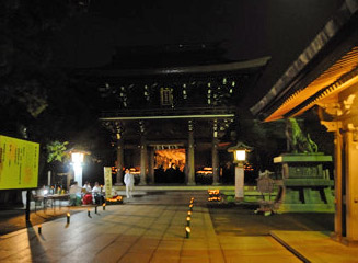 宮地嶽神社の楼門前にも灯明が並ぶ
