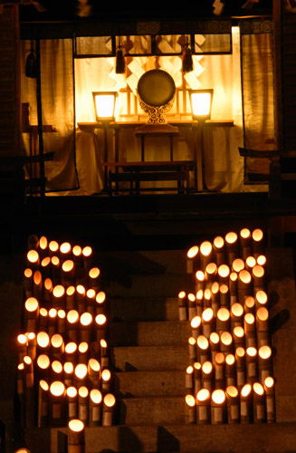 神社の丸い鏡と灯明
