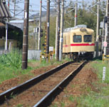 津屋崎駅より来る電車