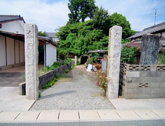二本の石柱が建つ手光波切不動古墳入口