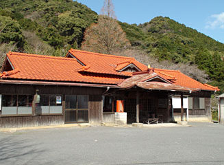 隣にある木造の建物は成田山不動寺の旧建物か？