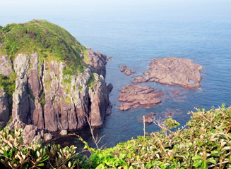 大島灯台周辺の海岸は絶壁