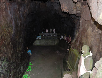 大島灯台から200m下った所にある三浦洞窟。この洞窟は寛永年間にキリスト教神父が隠れ住んでいたと言われています。