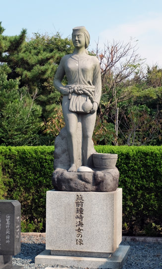 筑前鐘崎海女の像