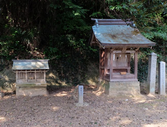 境内社（右は須賀神社、左は不明）